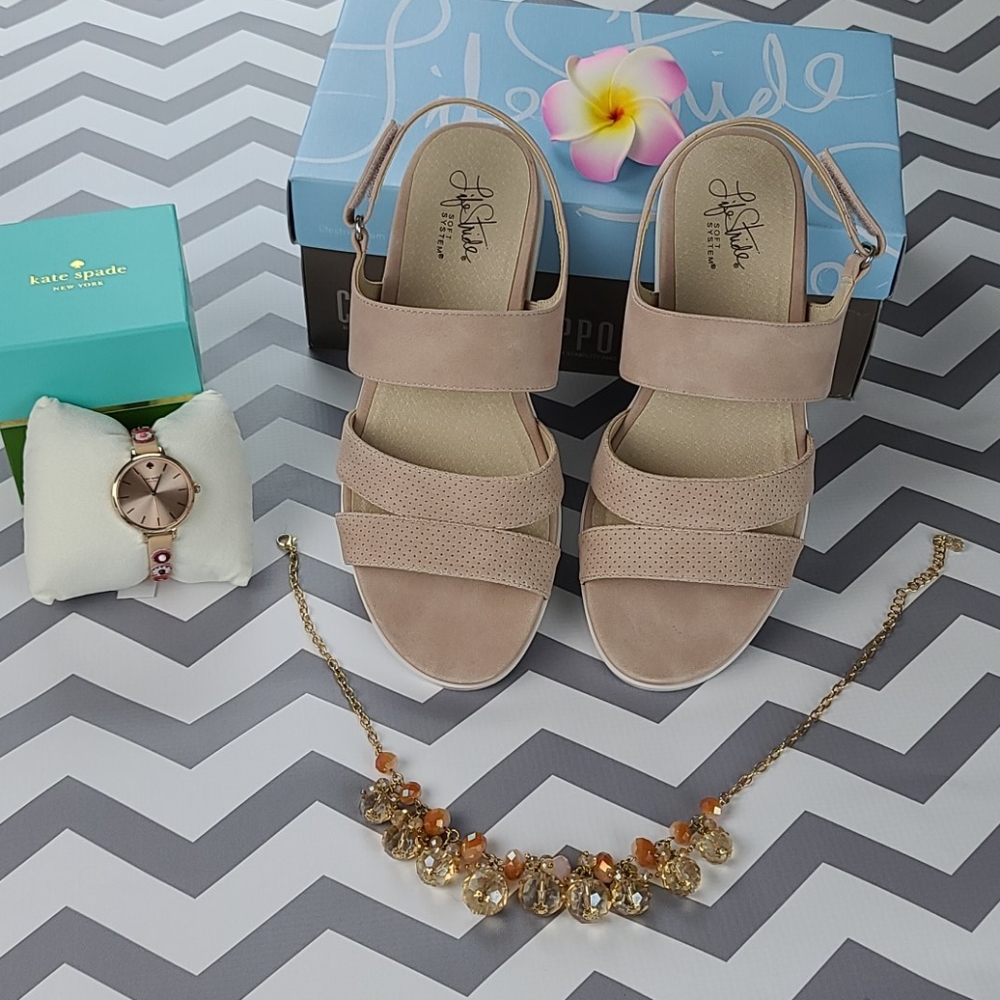 New in Box womens blush/rose gold sandal 8W